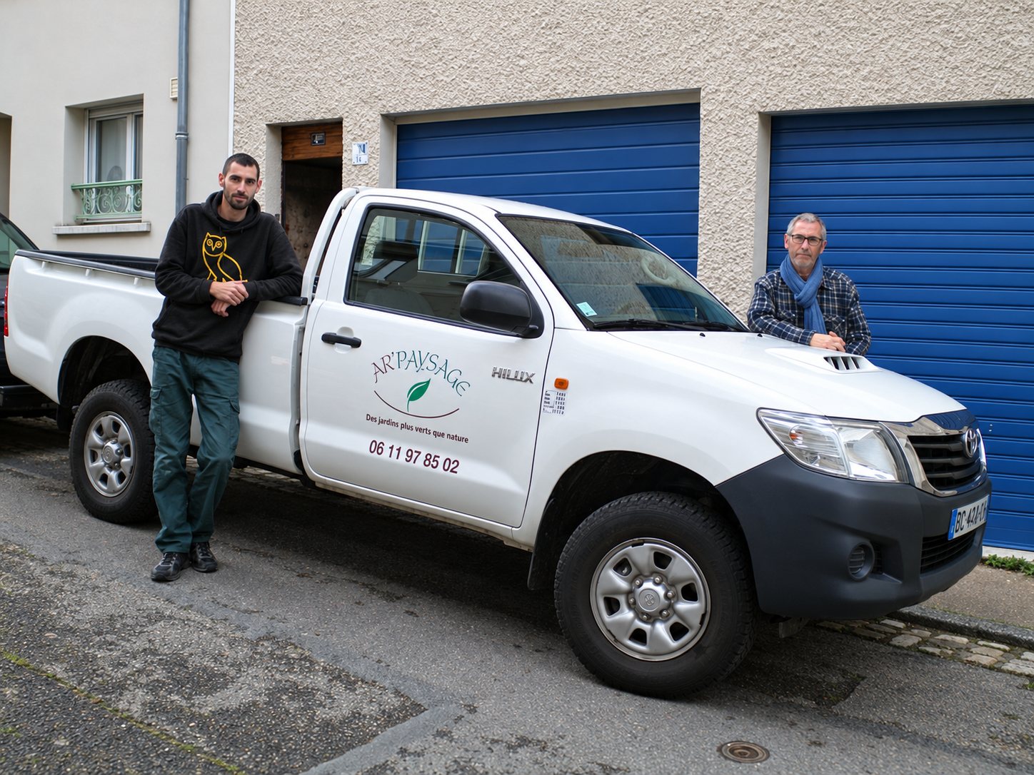 Deux membres de l’équipe AR’ Paysage posant devant leur camionnette à Nantes