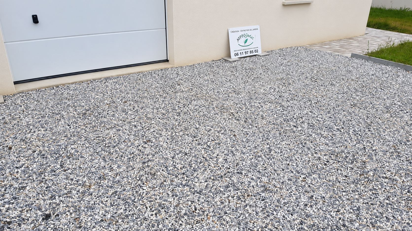 Allée carrossable en gravier devant un garage au Temple-de-Bretagne